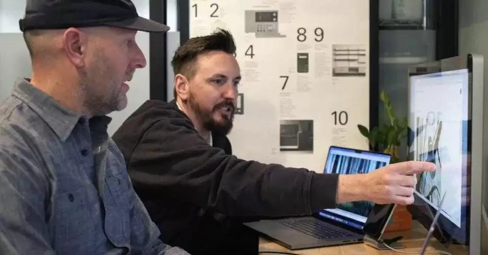 导演兼编剧Chad Nelson（左）与Native Foreign CEO Nik Kleverov（右）一起工作