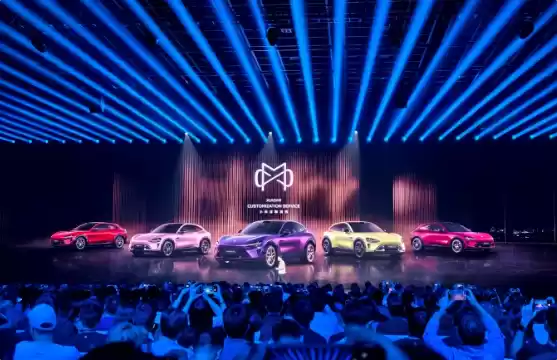 小米YU7推出“嫩芽黄”车漆