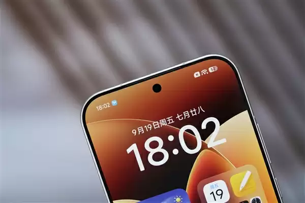 多一块屏对标iPhone