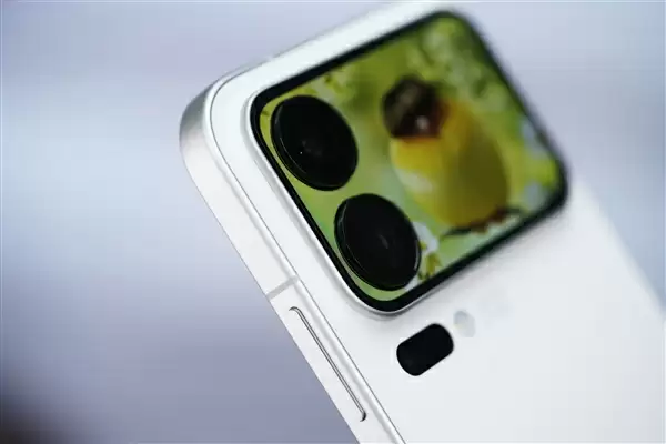 多一块屏对标iPhone