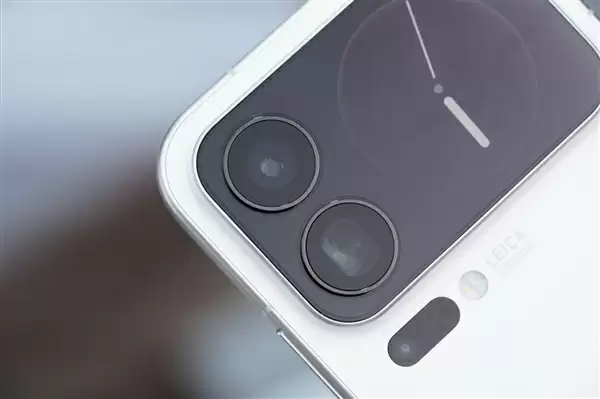 多一块屏对标iPhone