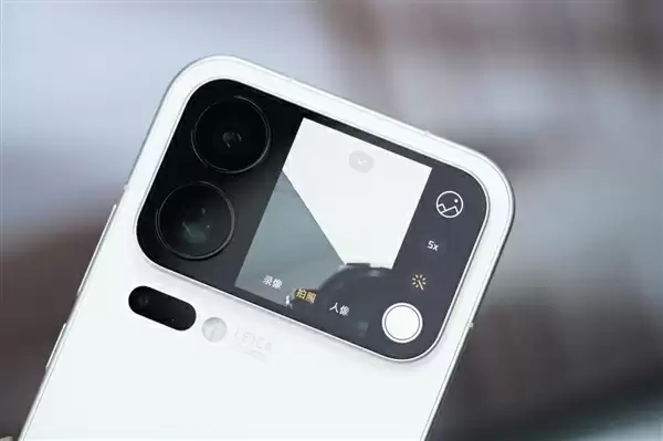 多一块屏对标iPhone