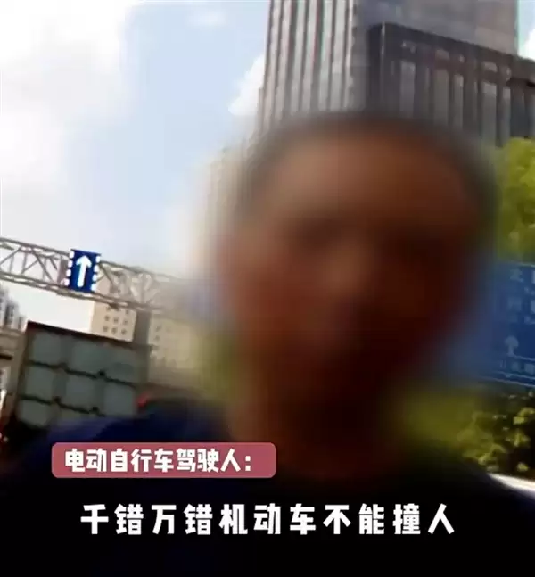 非机动车驾驶人闯红灯后被撞事故现场