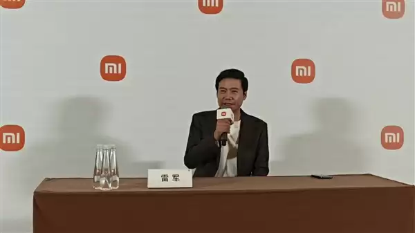 雷军称小米17系列跨代升级:很多地方超越苹果!挺惊讶改名引起的舆论