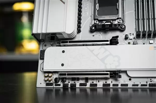 七彩虹两款WIFI7主板新品齐发!战斧超级黑刃与MEOW