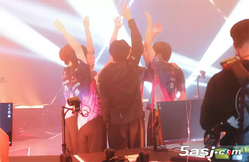 BLG爆冷止步巴黎冠军赛！0-2溃败MIBR/RRQ战队｜粉丝泪目：一整年努力换不来圆满句号