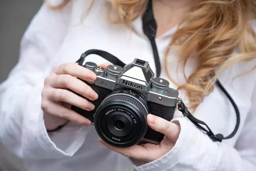 复古实力双在线！尼康Zf银色款发售，饰皮与云创色彩方案双上新