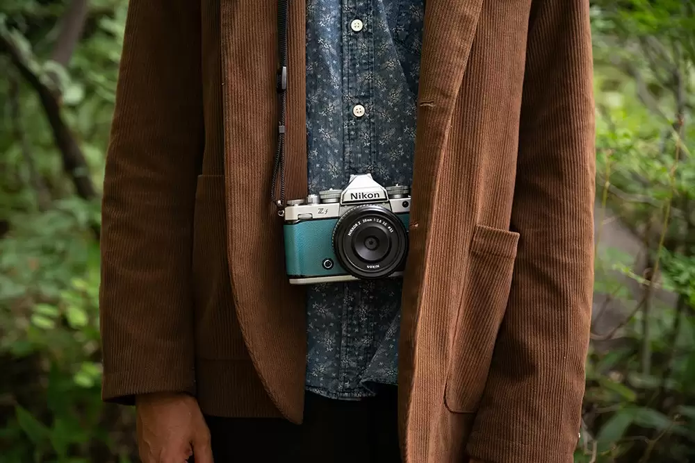 复古实力双在线！尼康Zf银色款发售，饰皮与云创色彩方案双上新