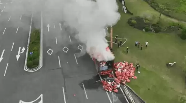 江西一半挂车突然起火