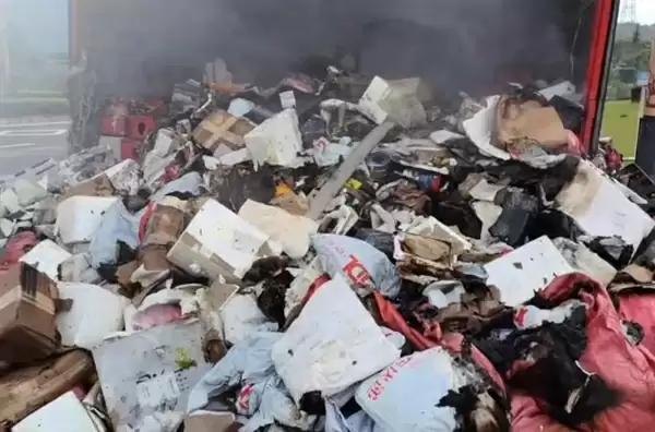 江西一半挂车突然起火