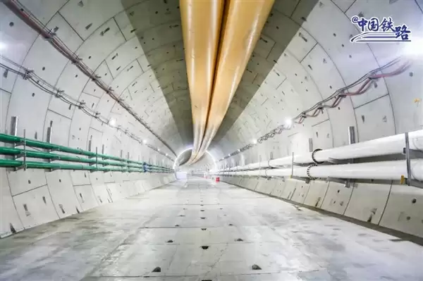 万里长江高铁第一隧！重庆菜园坝长江铁路隧道盾构段顺利贯通