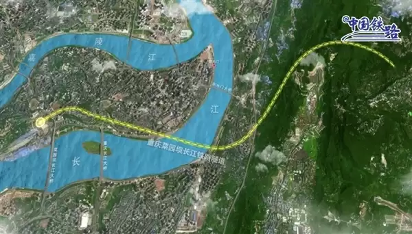 万里长江高铁第一隧！重庆菜园坝长江铁路隧道盾构段顺利贯通