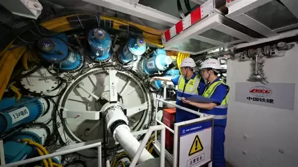 万里长江高铁第一隧！重庆菜园坝长江铁路隧道盾构段顺利贯通