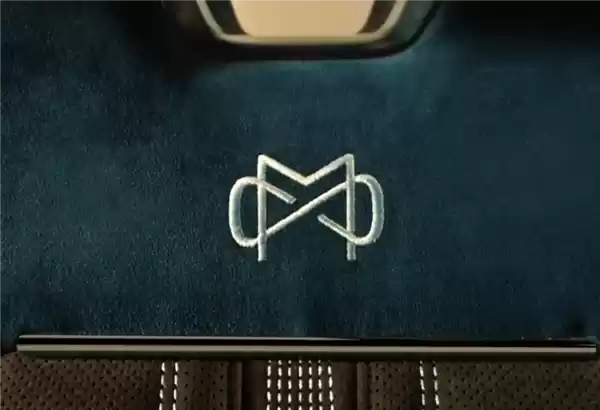 小米汽车首家定制中心开业!小米全新定制刺绣Logo亮相 1862针缝线