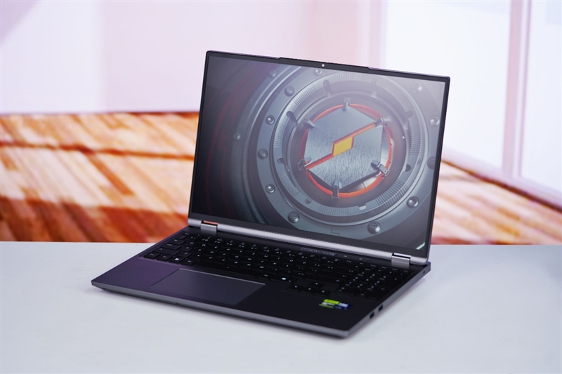 长江存储PC450 SSD仅46度，机械革命耀世16 Ultra性能破200W