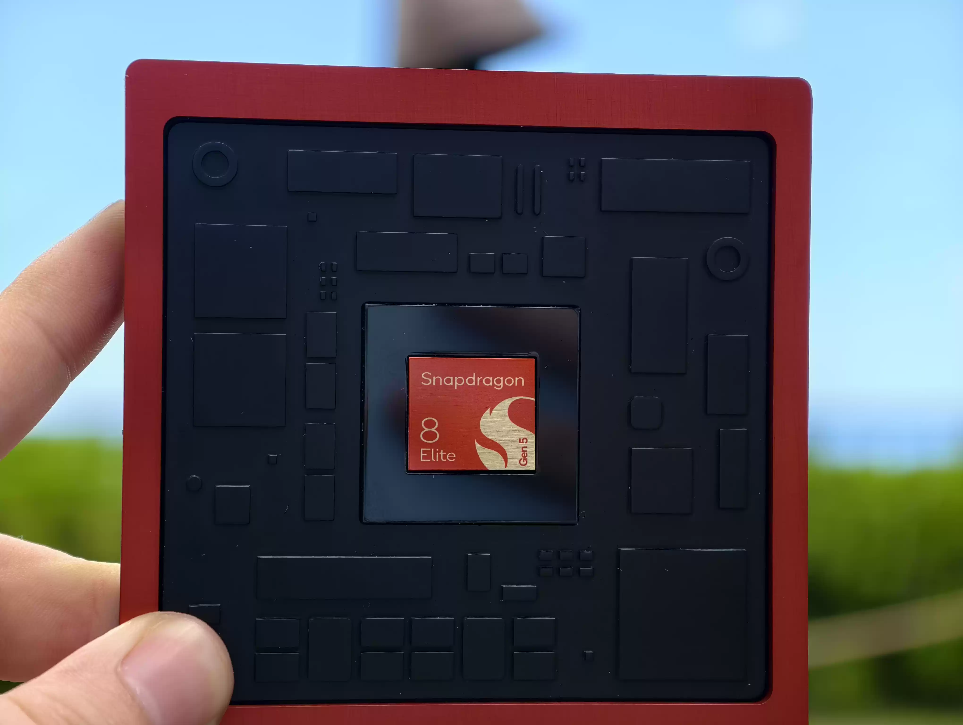 第五代骁龙8至尊版芯片特写