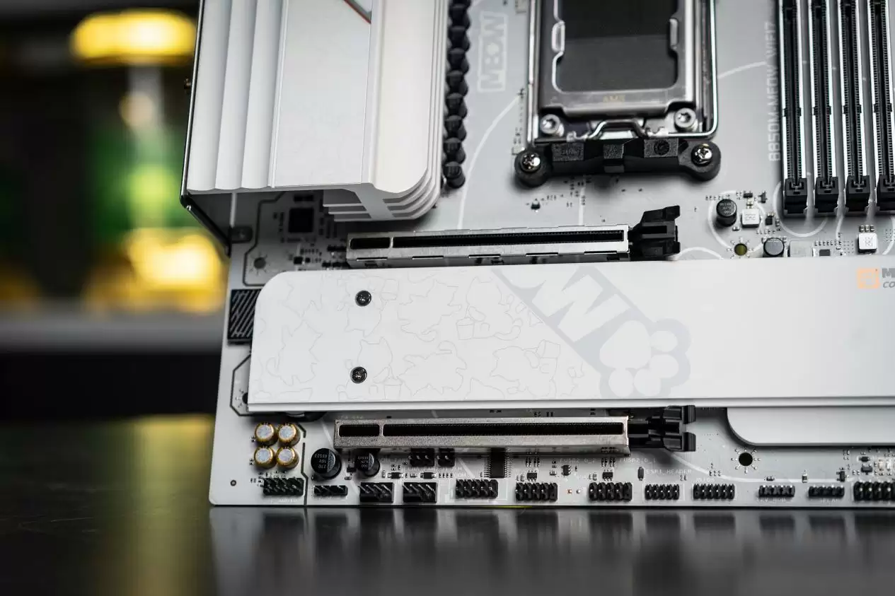 七彩虹战斧B850超级黑刃与白色MEOW