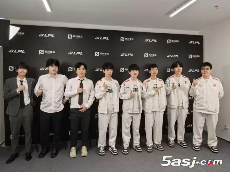 TES战队赛后合影