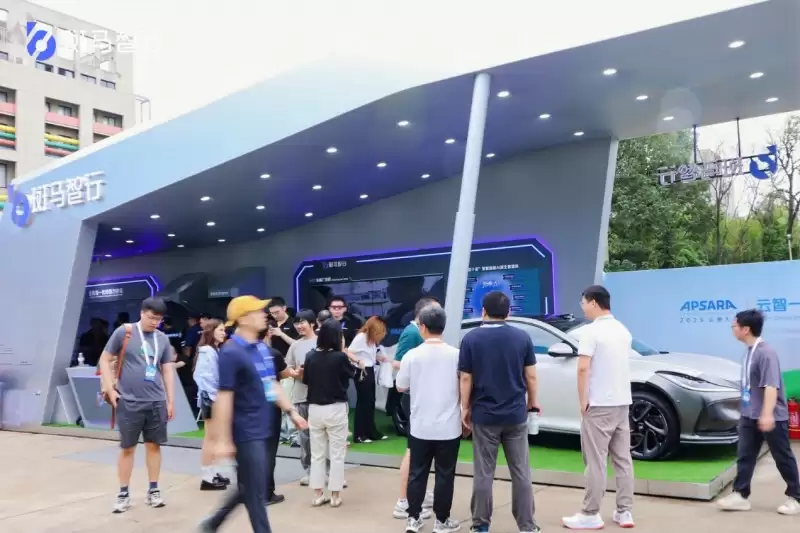 参观者围观斑马智行展台,体验实车