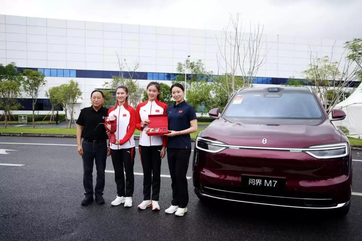 艺术体操队队员提车