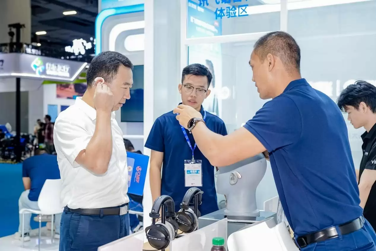 讯飞医疗携智能助听器与血压计齐登CMEF，以 AI 赋能居家健康管理