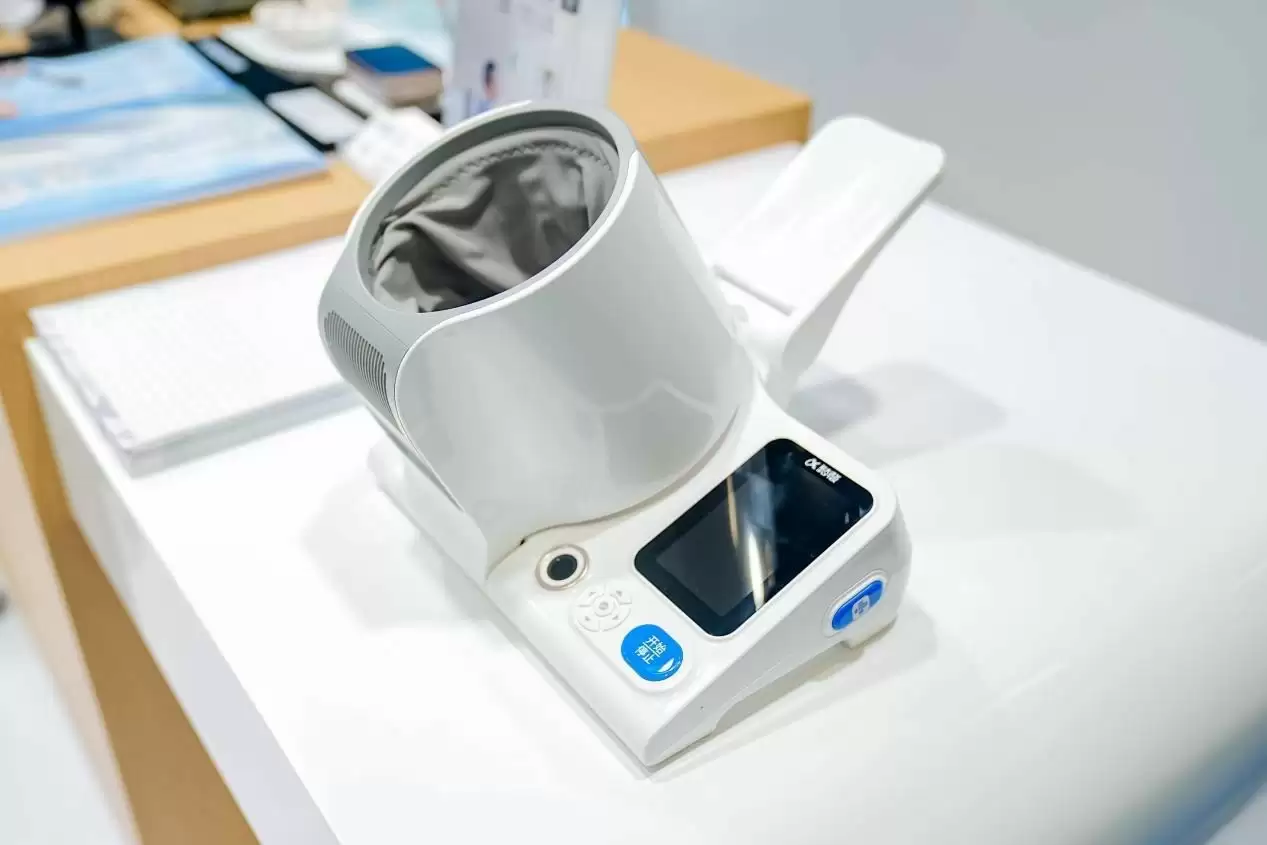 讯飞医疗携智能助听器与血压计齐登CMEF，以 AI 赋能居家健康管理