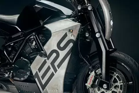 本田推六年不限里程保修，拉脱维亚骑士打造科幻主题KTM定制车