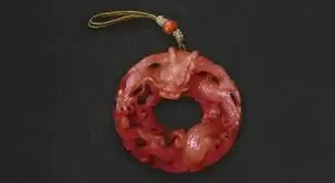 渊虚之羽蟠龙玉佩出土场景图