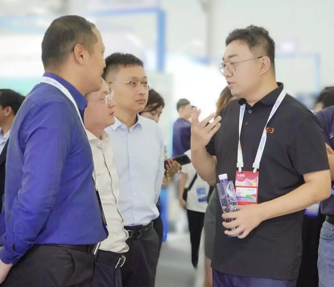 阿里云智能集团副总裁 张亮（右）中科天玑副总裁 宋怀明（左）