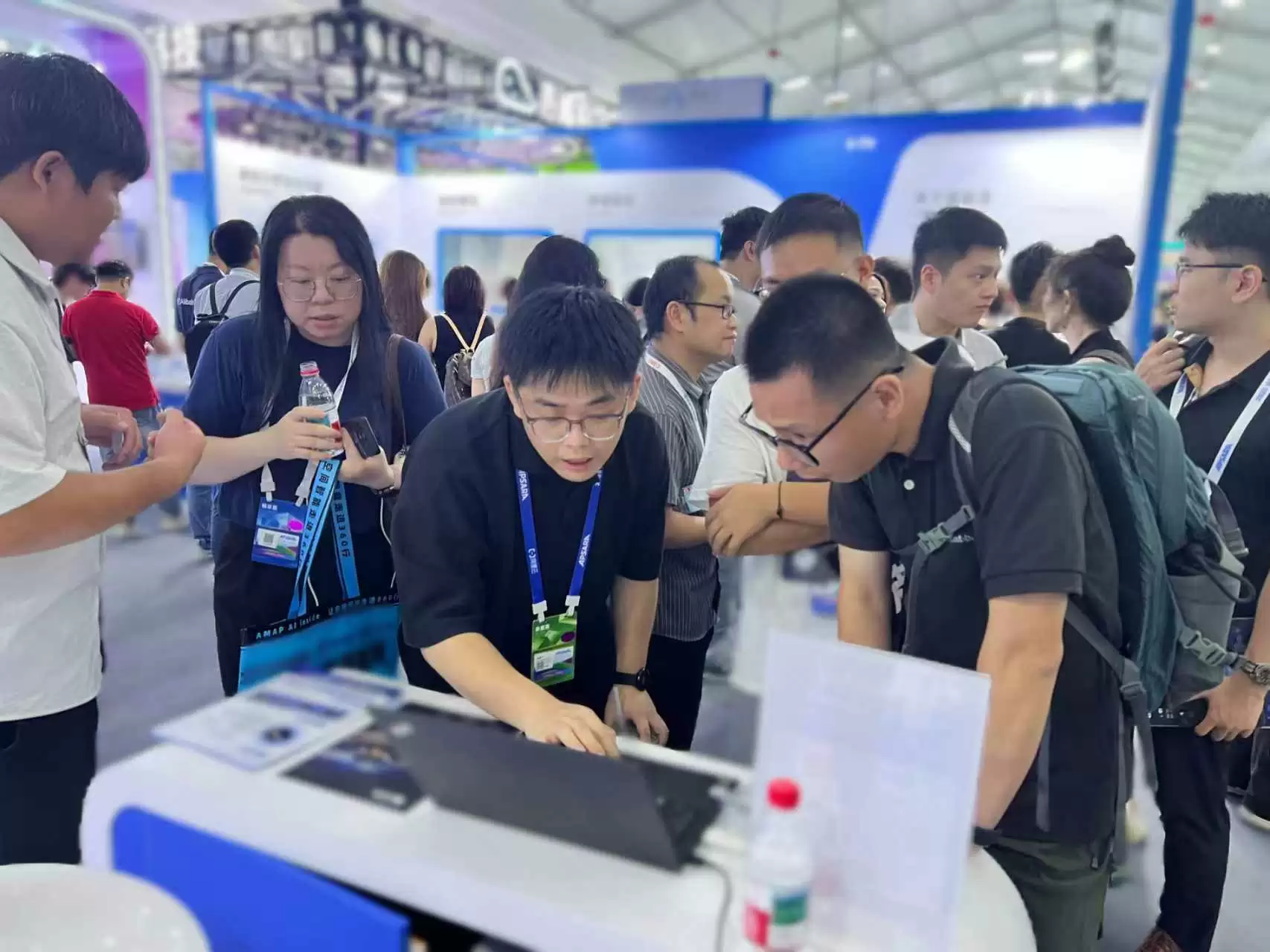 展位交流互动不停