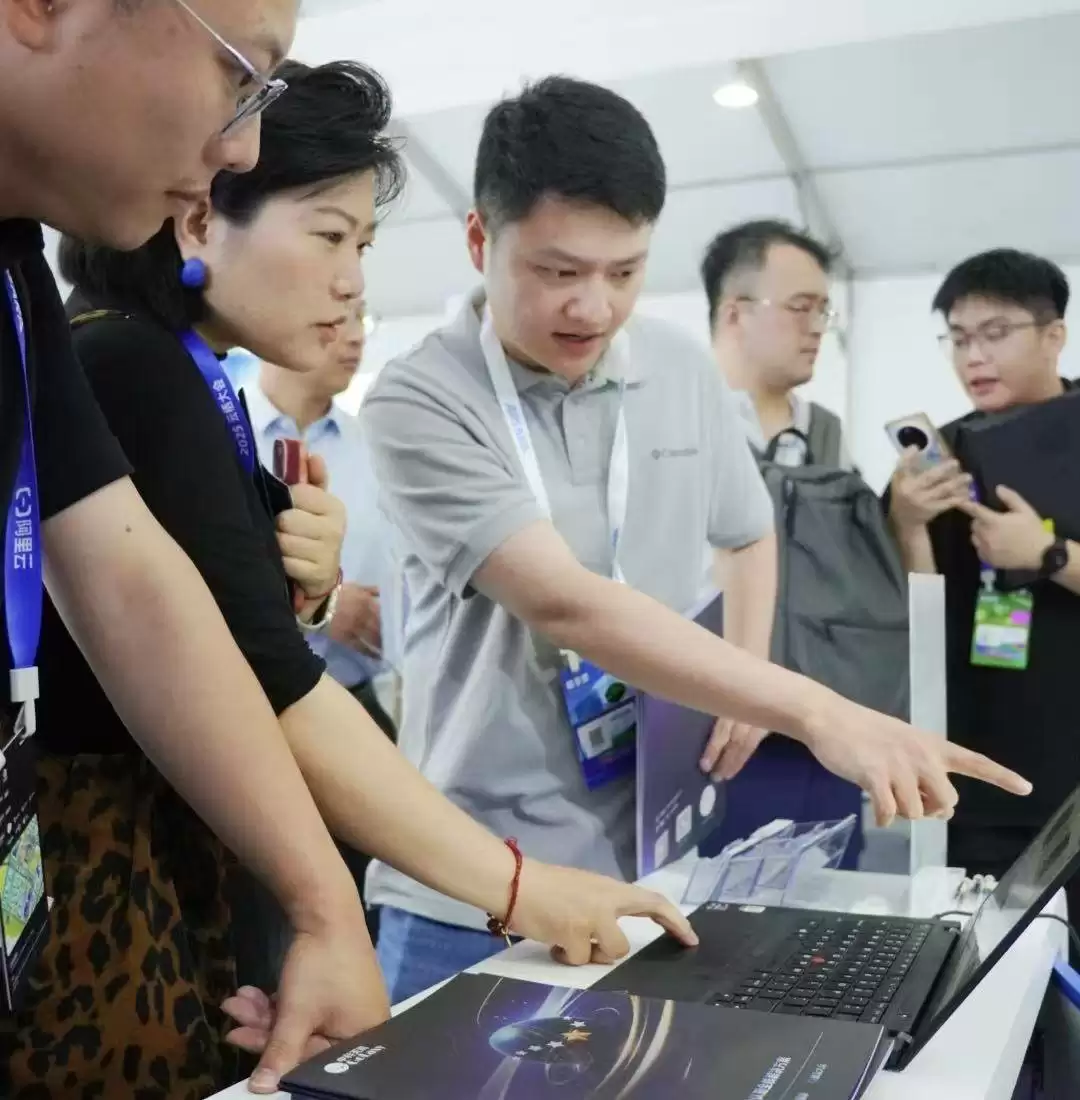 展位交流互动不停