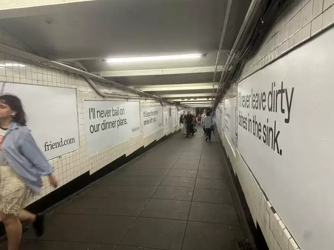 纽约地铁现白色AI广告风暴