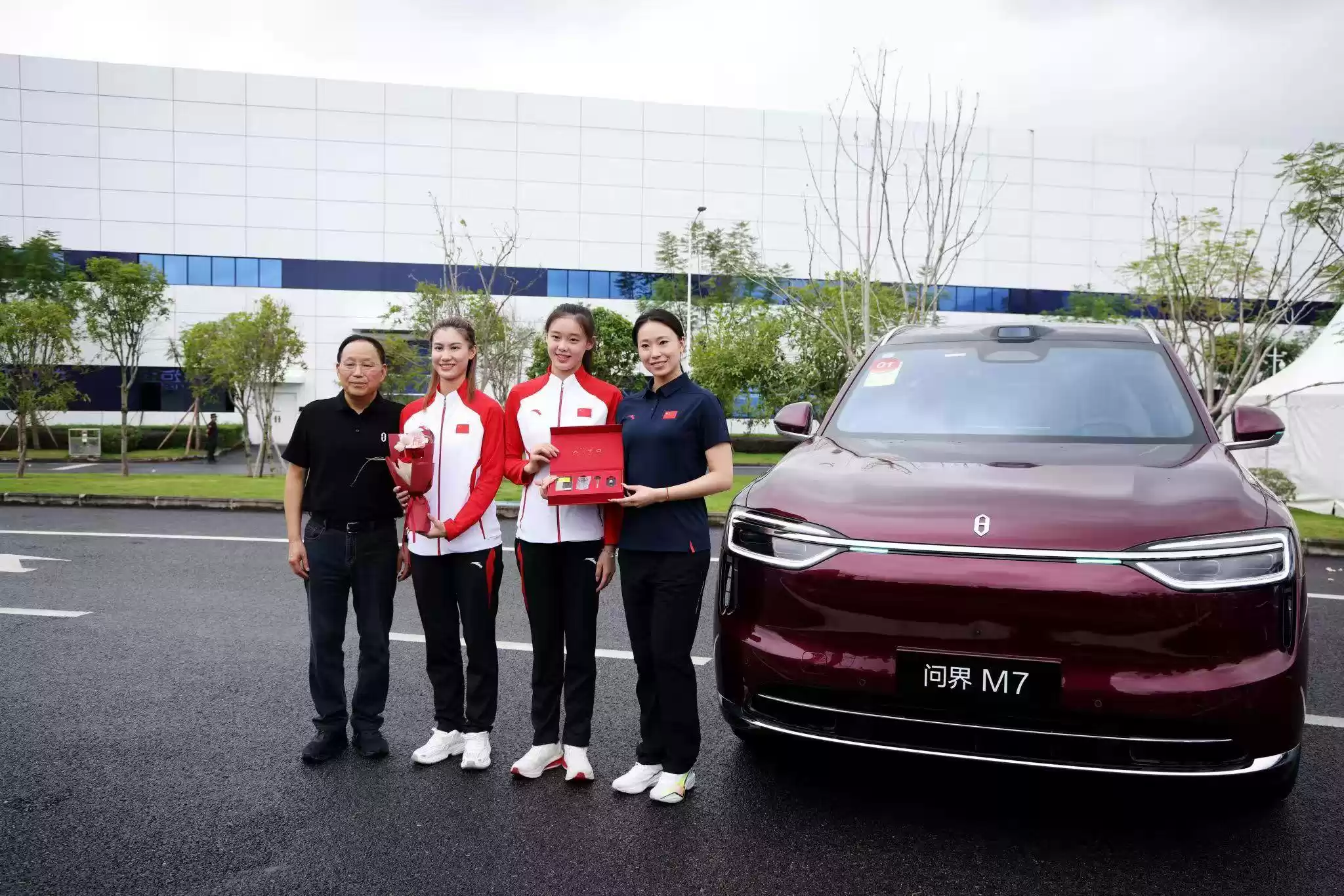 艺术体操队员提车