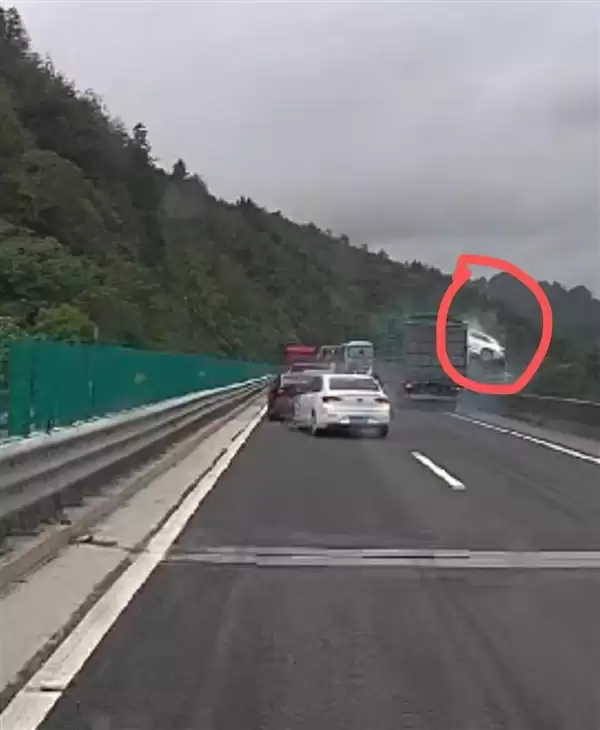高速上小轿车被卡车撞至半空后坠桥