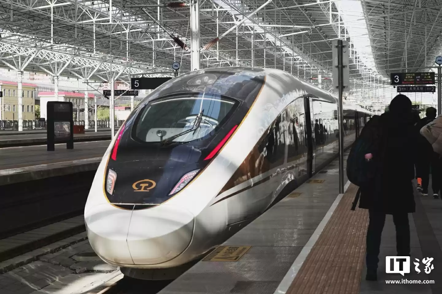 铁路国庆中秋假期运输明日启动:全国预计