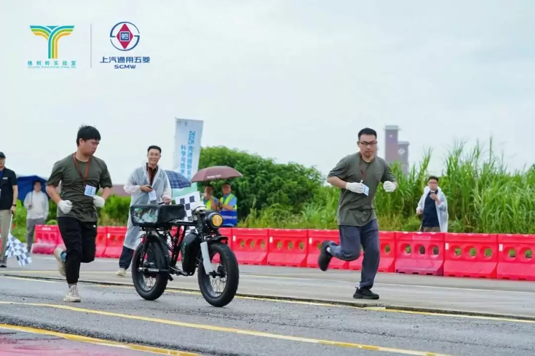 全国首届无人摩托车越野比赛举行