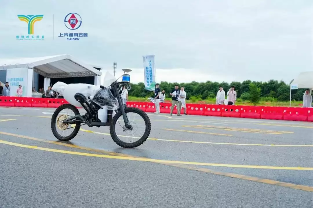 全国首届无人摩托车越野比赛举行