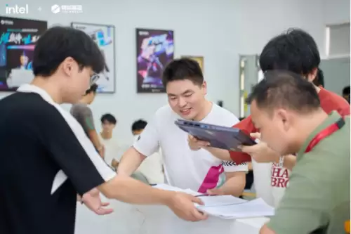 工程师检测设备过程