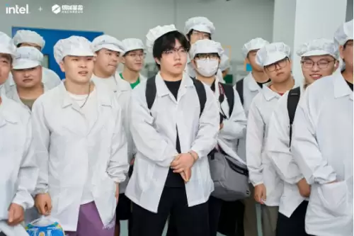 工人组装设备特写