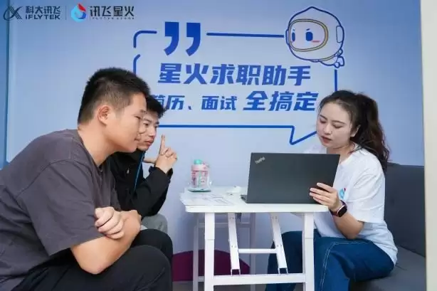 不卷参数卷笑点