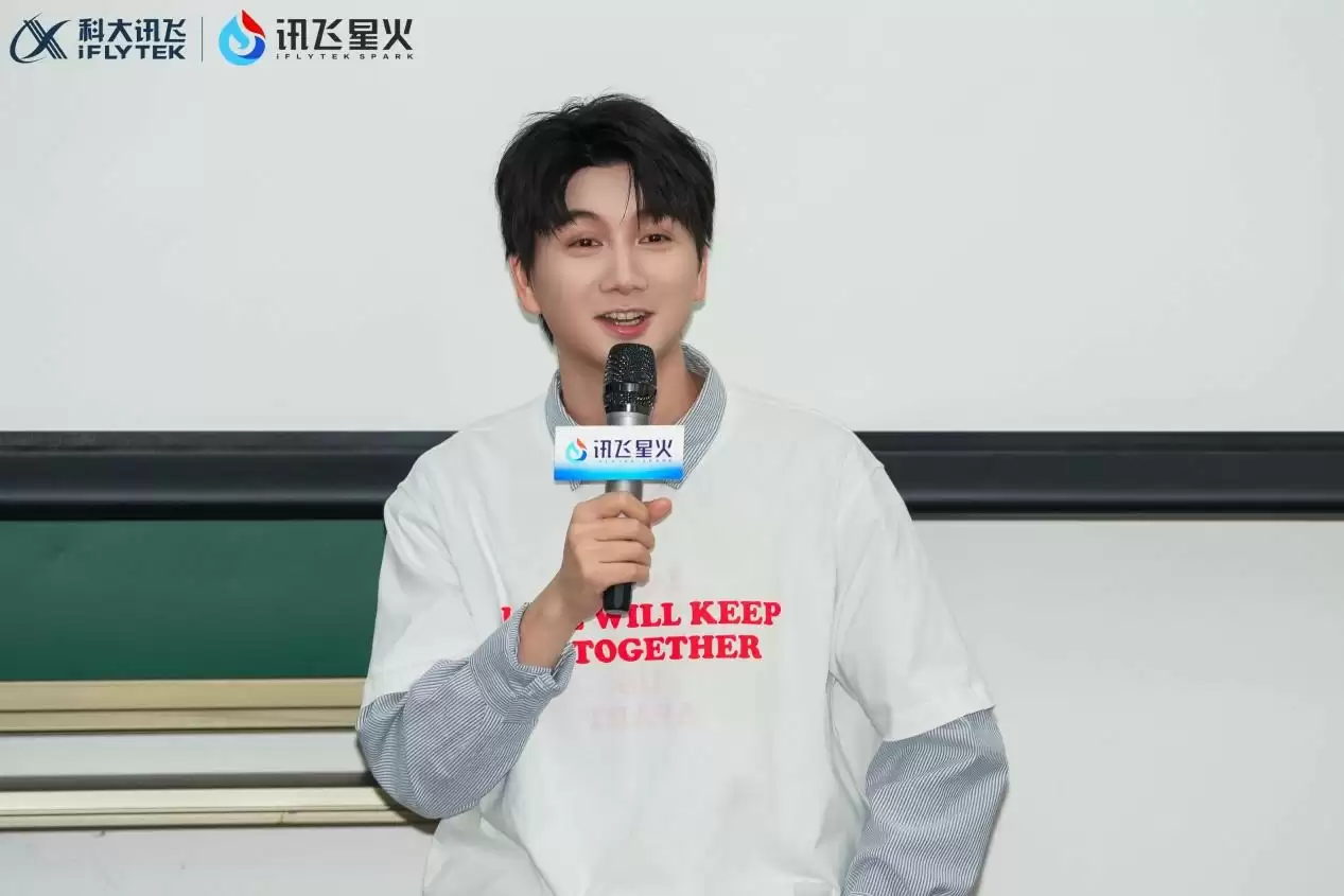 不卷参数卷笑点