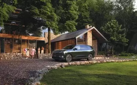 2026款东风奕派eπ008推新内饰配色,暖山玉白晨光耀棕亮相