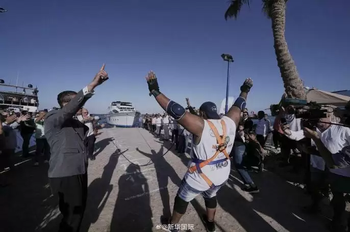 埃及壮汉用牙拖动700吨巨船破世界纪录