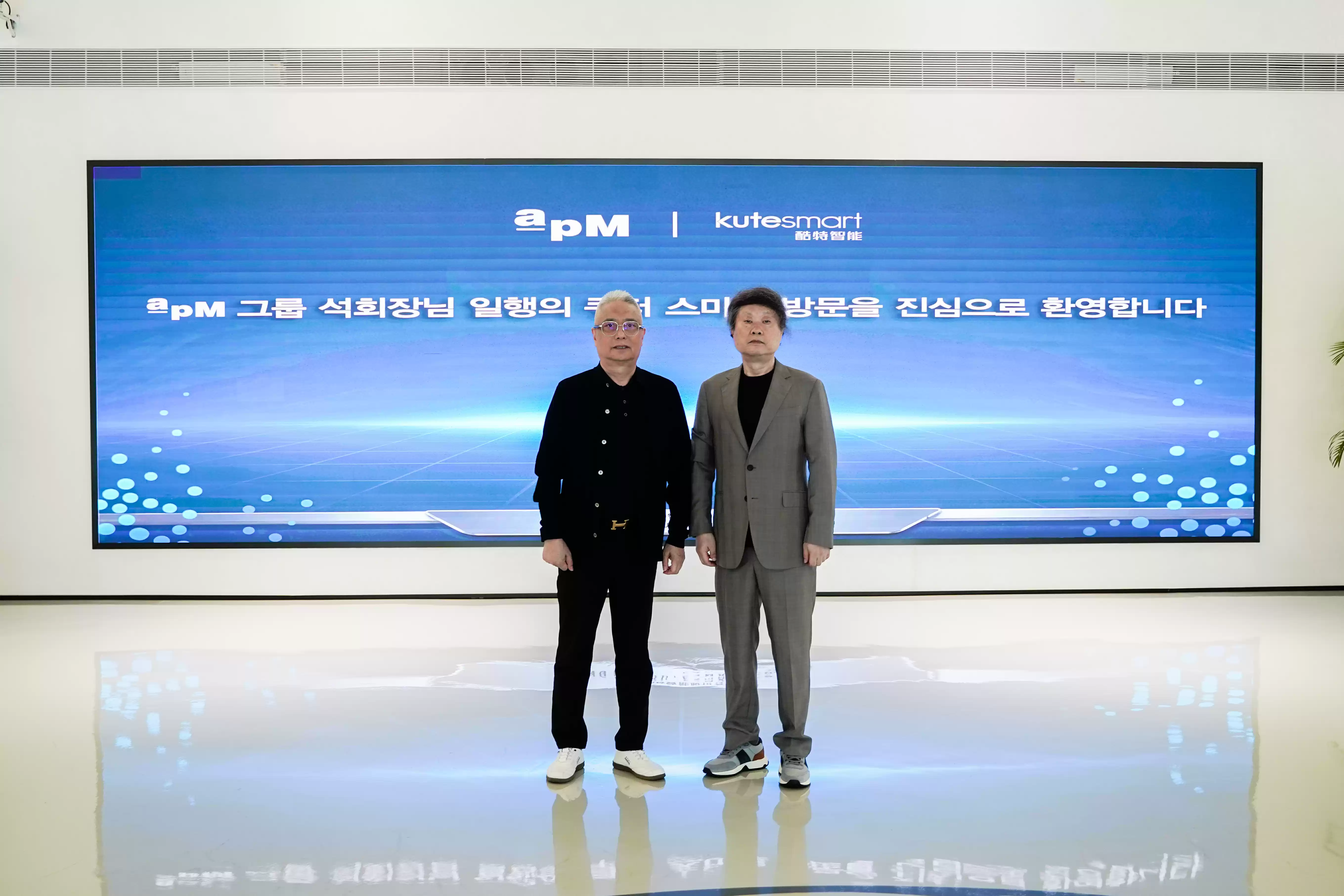 酷特智能创始人张代理(左)与apM集团会长石柱亨(右)