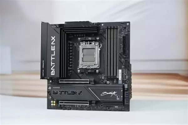 高性价比游戏利器！七彩虹战斧B850M超级黑刃主板图赏