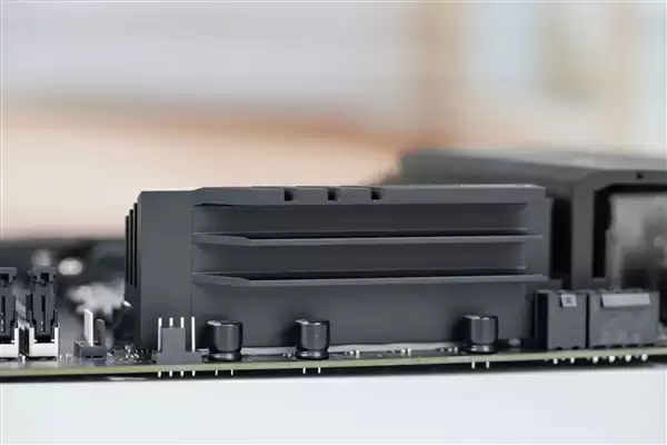 高性价比游戏利器！七彩虹战斧B850M超级黑刃主板图赏