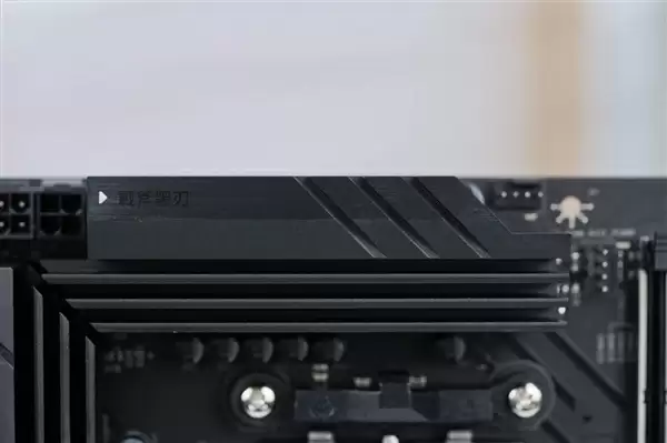 高性价比游戏利器！七彩虹战斧B850M超级黑刃主板图赏