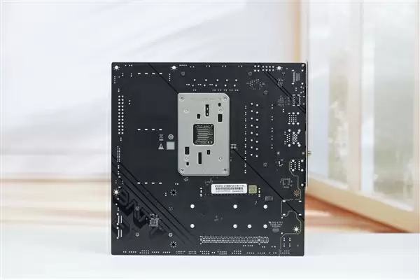 高性价比游戏利器！七彩虹战斧B850M超级黑刃主板图赏