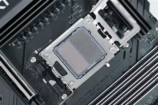 高性价比游戏利器！七彩虹战斧B850M超级黑刃主板图赏