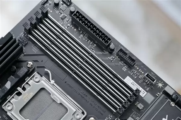 高性价比游戏利器！七彩虹战斧B850M超级黑刃主板图赏